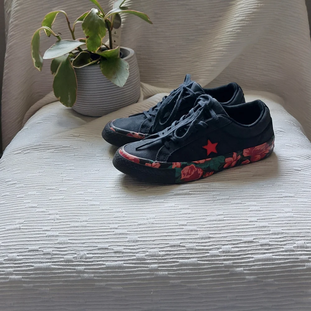 Black and Red Converse Sneakers Size 4 - Picture 5 of 13